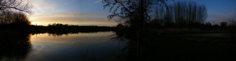 Couché de soleil sur un lac près de Chartres
