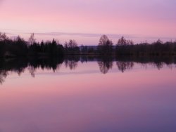 Couché de soleil sur un lac près de Chartres