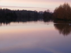 Couché de soleil sur un lac près de Chartres