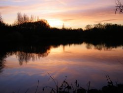 Couché de soleil sur un lac près de Chartres